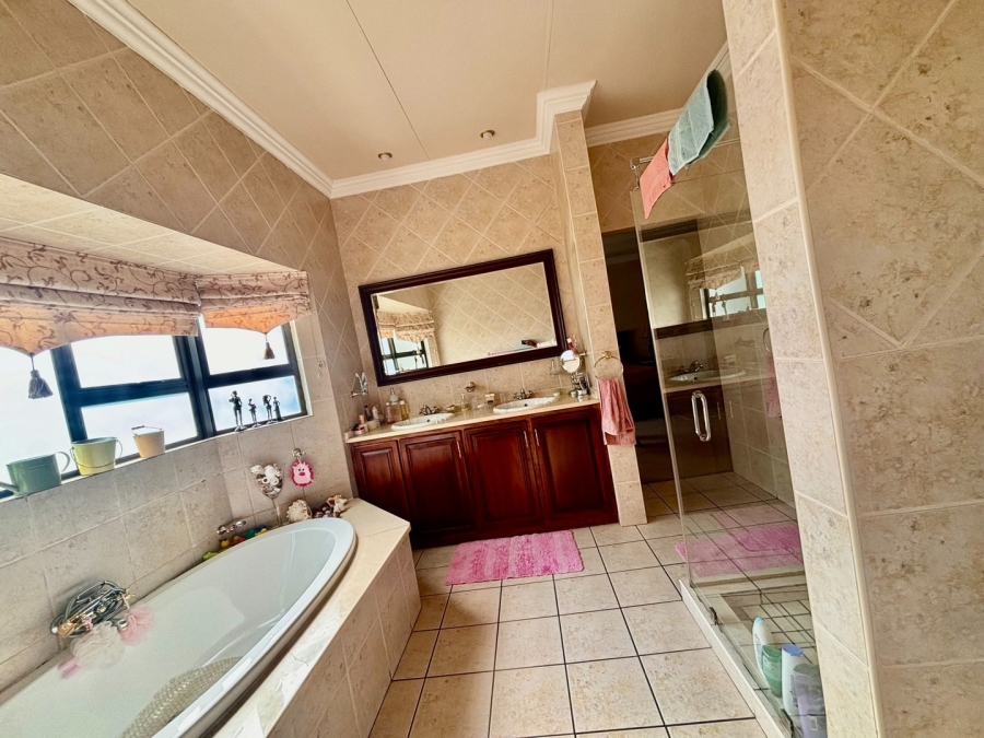 5 Bedroom Property for Sale in Doringkruin North West
